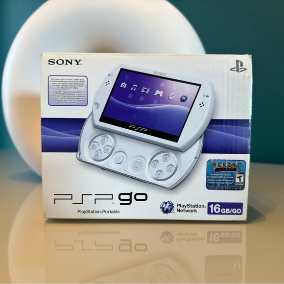 Sony PSP GO 16GB System, Pearl White — CIB - Picture 2 of 10